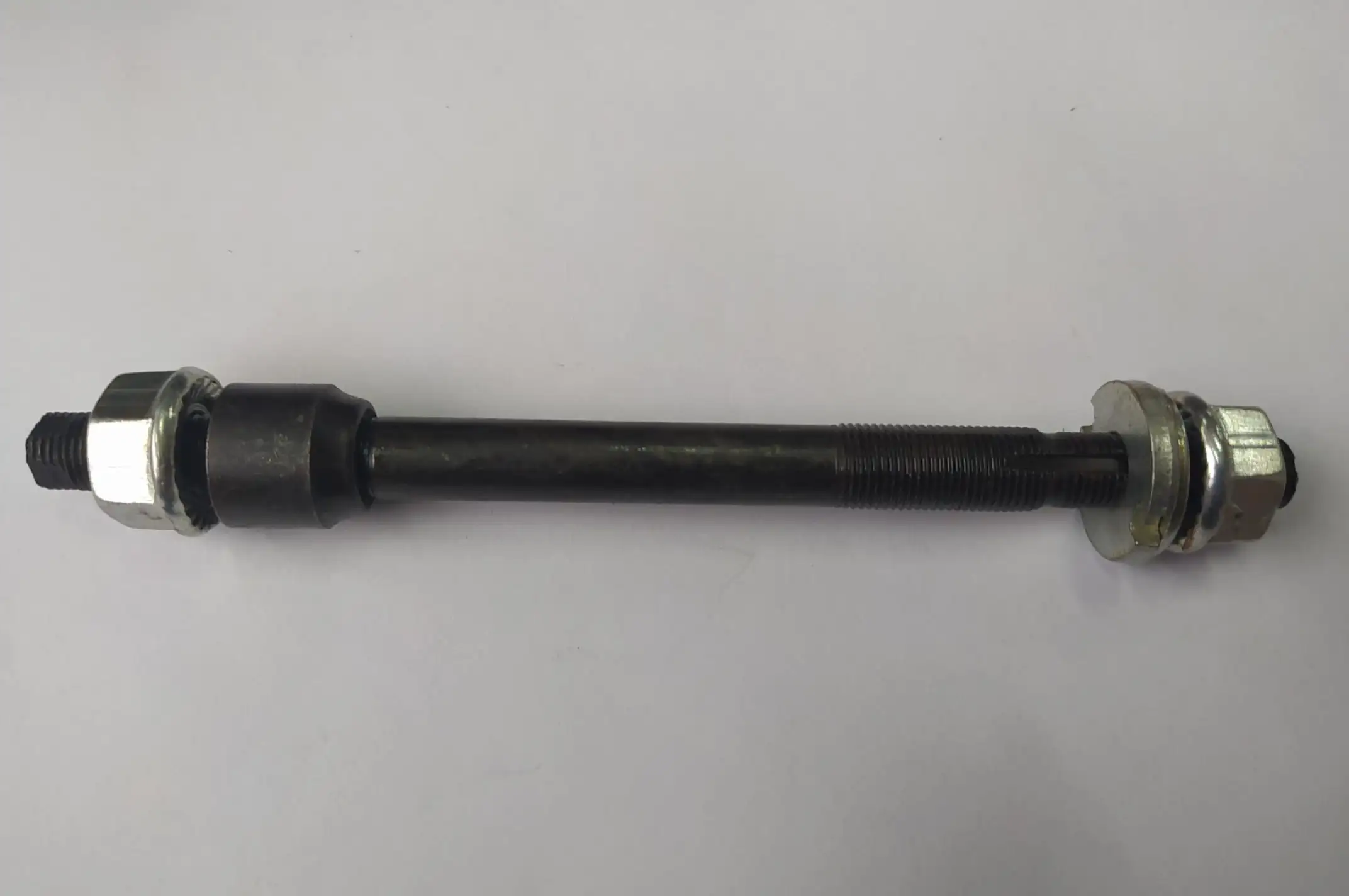 Ось колеса   заднего велосипедная (L-155mm)   ( черная)   YKX