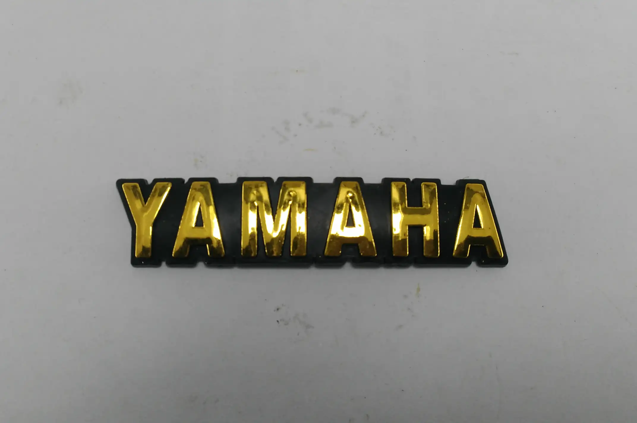 Наклейка шильдик YMH (9x2.5см, пластик, хром) (#2051)