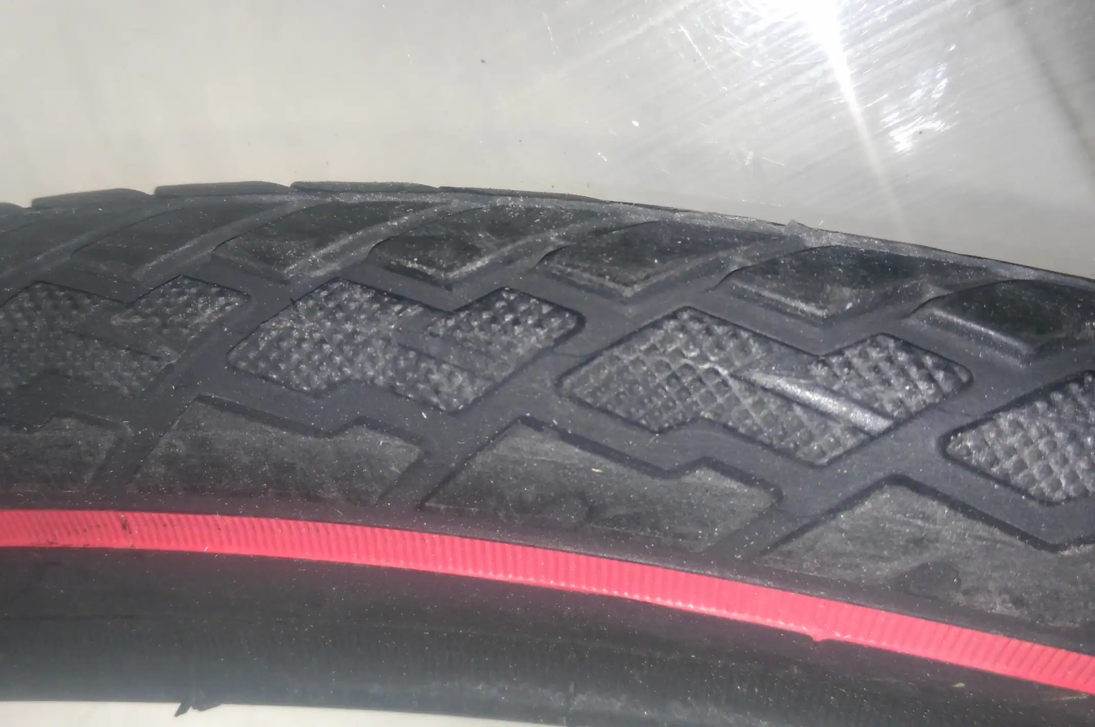 Велосипедная шина 26 * 1,75 (SA-225 Red strip) Delitire-Индонезия (#LTK)