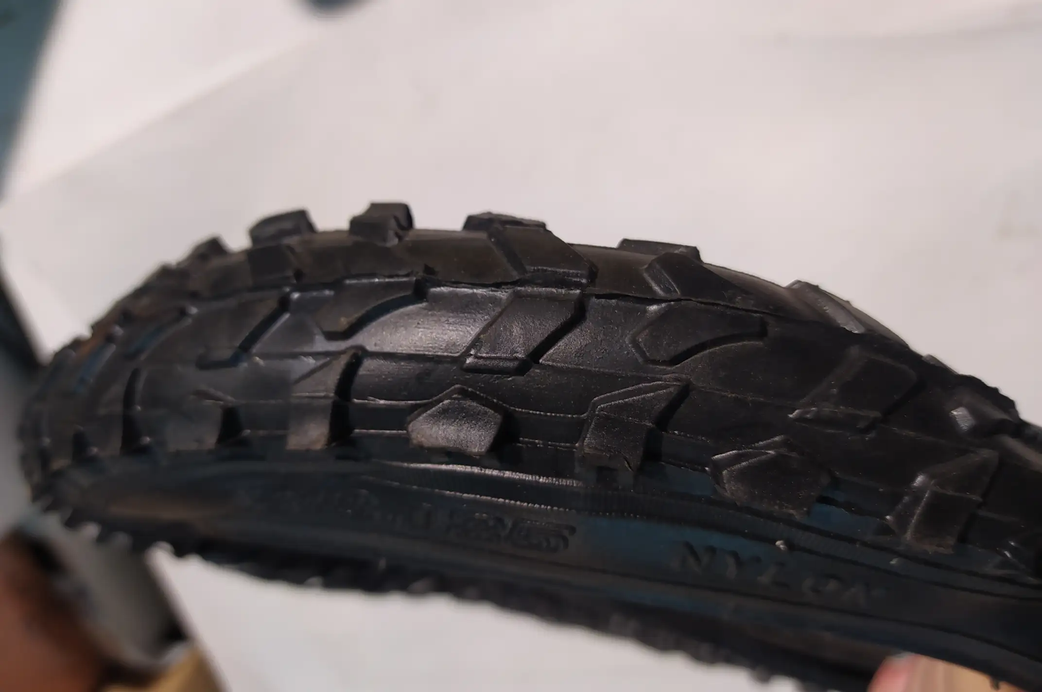 Велосипедная шина 12 * 2,125 (54-203).Шип.Б/К.General 10% FM